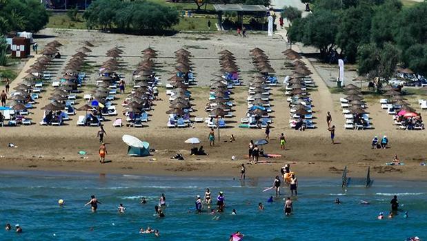 Tatilciler Antalya halk plajlarında ücretsiz deniz keyfi yaşıyor)