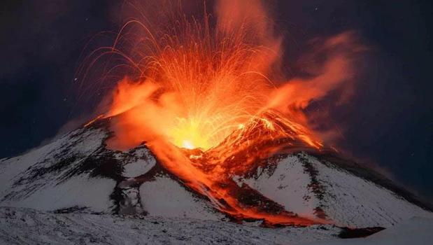 Etna Yanardağı yeniden patladı! Katanya Havalimanı'nda uçuşlar durduruldu)