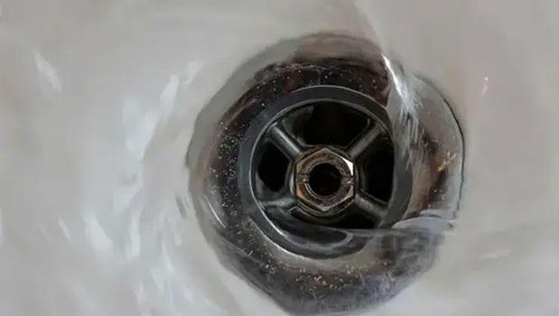 Zincir markette lavabo açıcı faciası! Bomba gibi patladı; 6 yaralı)