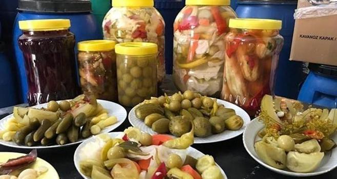 Kütür kütür turşunun sırrı tabanında gizli! Büyüklerimiz o yüzden dibine 1 avuç atıyormuş)