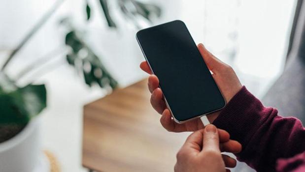 Şarjınızın çabuk bitmesinin asıl sebebi ortaya çıktı! Telefon ayarlarındaki bu 2 gizli seçeneği hemen kapatın)
