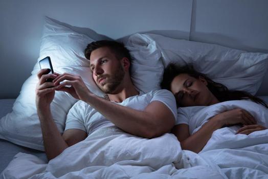 Telefonu ters çeviriyorsa dikkat! İlişkileri sessizce bitiren 'mikro aldatma' tehlikesi)