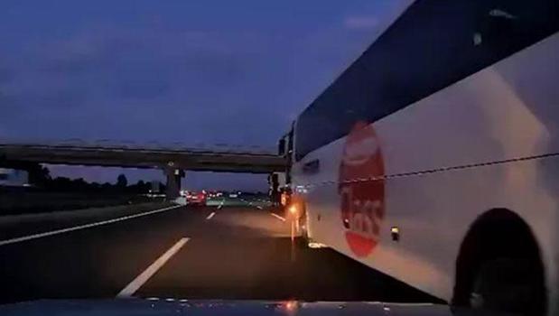 Korku dolu anlar! Şerit değiştiren otobüs kazaya neden oldu, ailenin çığlıkları kamerada)