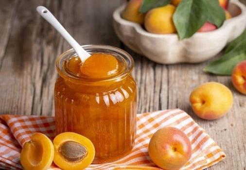Şekerlenmeyen ve rengi kararmayan ev yapımı mükemmel kayısı marmelatı tarifi! Tencereye 1 çay kaşığı eklemek yeterli)