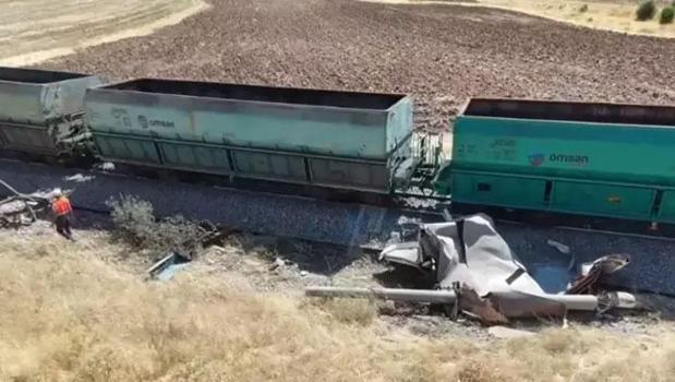 Malatya'da yük treni hemzemin geçitte kamyona çarptı! 1 kişi yaralı)