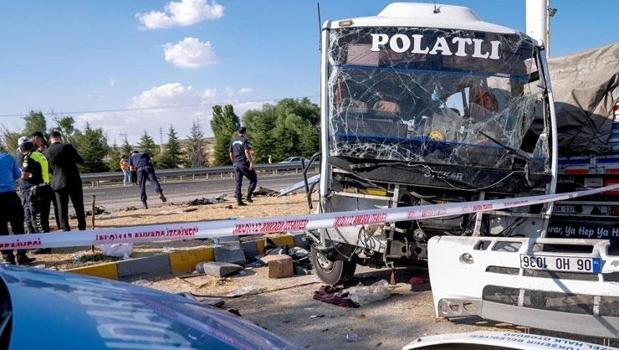 Ankara'da otobüs ile kamyon çarpıştı. 2 ölü, 25 yaralı)