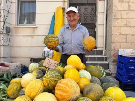 68 yaşındaki çiftçi tarlasından getirdi! Aroması bütün pazarı sardı! Kütahya’nın 'ağızda eriyen' meşhur lezzeti)
