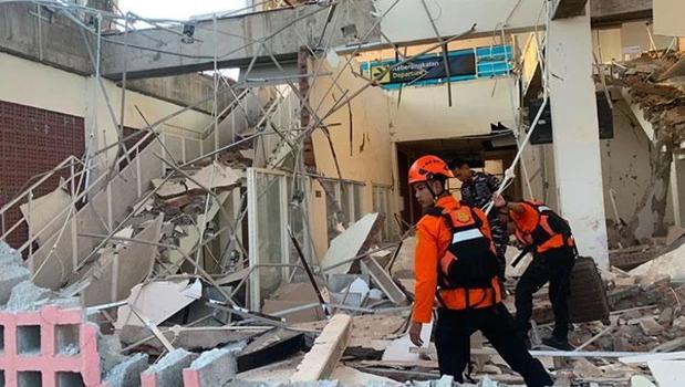 Endonezya'da 7,7 büyüklüğünde deprem! Tsunami uyarısı yapıldı)