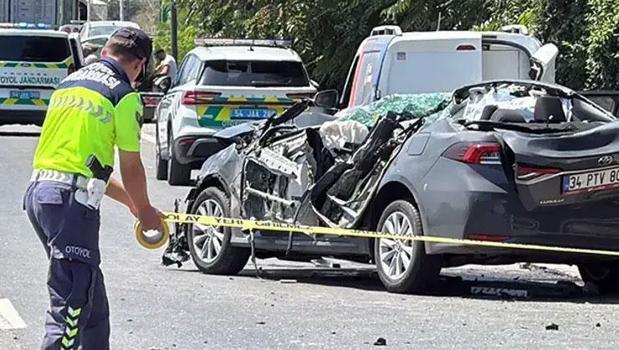 Feci kaza! TIR'a arkadan çarpan otomobilin tavanı koptu, uzman onbaşı öldü)