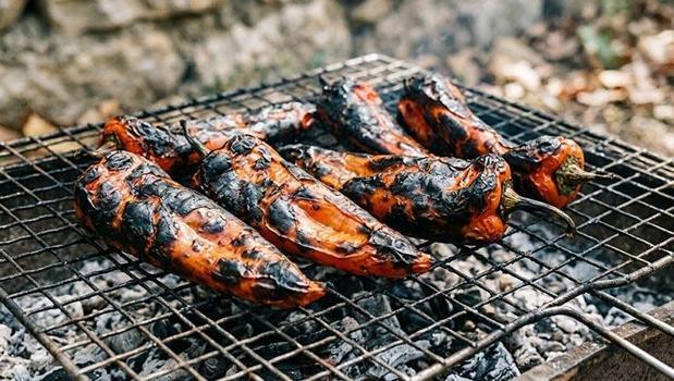 Közlenmiş biberleri tek hamlede soymanın sırrı! 1 dakikanızı bile almıyor, 1 kase kullanmak yeterli oluyor!)