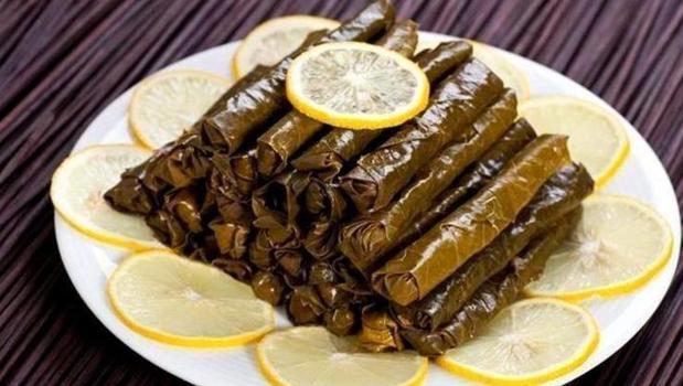 Kapış kapış giden yaprak sarmanın sırrı! Pişirme suyunun içine 1 şişe ekleyin: Asla dağılmıyor, lezzeti resmen ağızda eriyor)