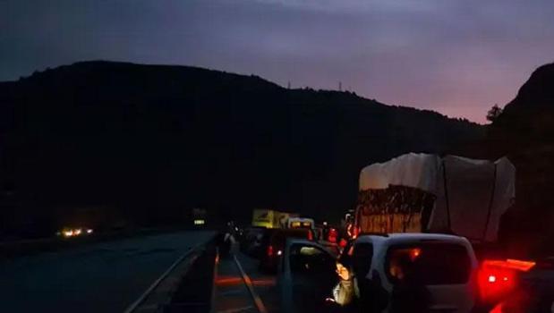 Sivas'ta toprak ve taşlar yola düştü: 10 kilometrelik araç kuyruğu oluştu)