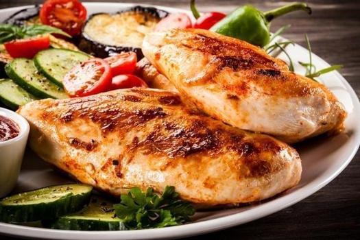Sulu sulu ve pamuk gibi yumuşacık tavuk pişirmenin sırrı! Nar gibi kızartıyor, 1 çay bardağı eklemek yeterli!)