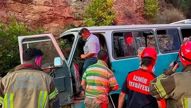 İzmir’de tarım işçilerini taşıyan minibüs kaza yaptı: 1 ölü, 8 yaralı)