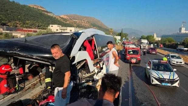 Muğla'da tur otobüsü, TIR'a çarptı: 4 ölü, 15 yaralı)