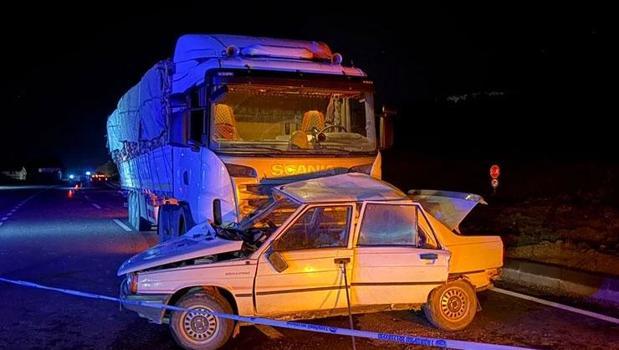 TIR ile otomobil çarpıştı: 2 ölü)