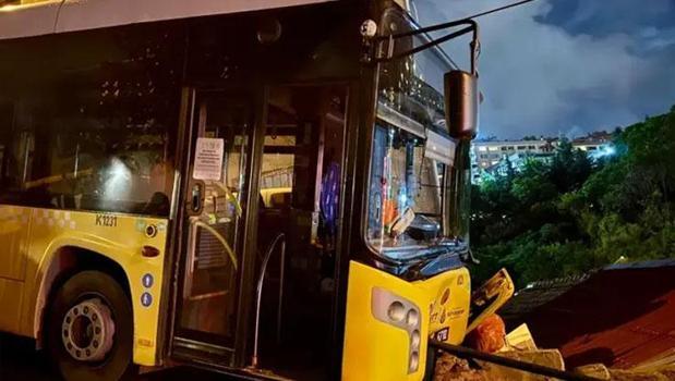 Sarıyer’de İETT otobüsü kontrolden çıktı! Evin çatısına düşmekten son anda kurtuldu)