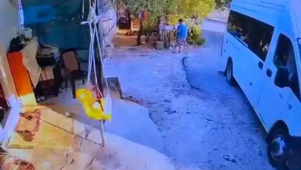 Kahreden kaza! Minibüsle geri manevra yaparken oğlunun ölümüne neden oldu)
