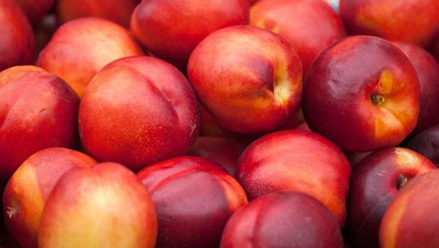 Pazar tezgahında gören kilo kilo alsın! Herkes şeftaliyi alıyor, bu meyvenin kıymeti bilinmiyor)