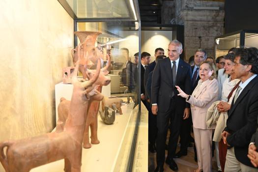 Bakan Ersoy duyurdu: Troya ve Roma Sergisi İtalya’da ziyaretçi rekoru kırdı!)