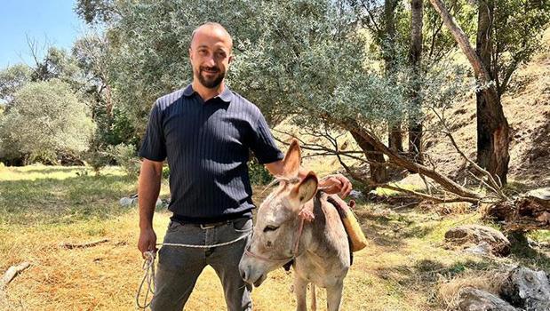 Kayıp eşeğini yediemin otoparkında buldu! Gelen linkle şoke oldu)