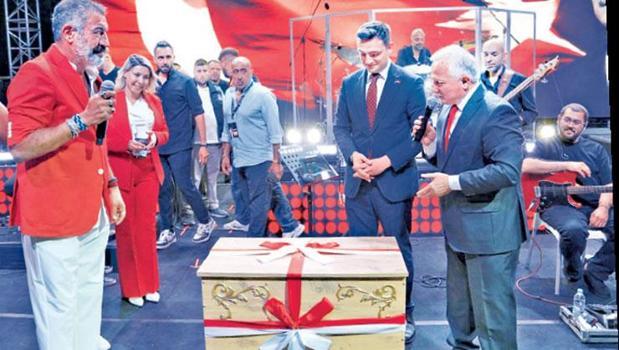 Artık sandığın başında bekleyecek)