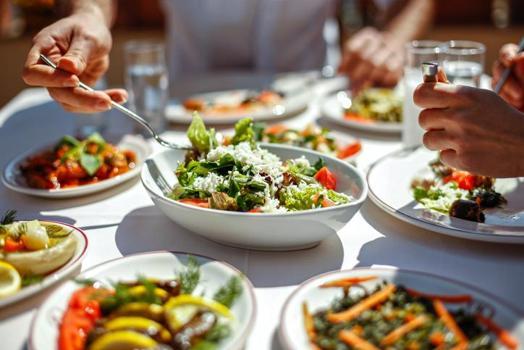 En sağlıklı salata malzemesi belli oldu! Kolajen üretimini tavan yaptırıyor! Tabağınıza 1 tane eklemeniz yetiyor...)