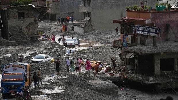 Nepal'de felaketin bilançosu ağırlaşıyor! Can kaybı 1200'ü aştı)