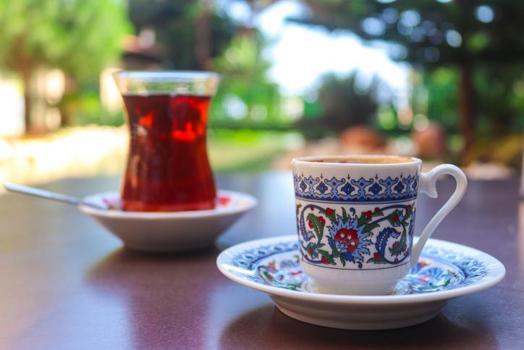 Çay mı kahve mi daha faydalı? 10 yıllık araştırma yaşlı kadınlarda kemik sağlığının sırrını çözdü: Meğer biri kemikleri eritirken diğeri besliyormuş!)