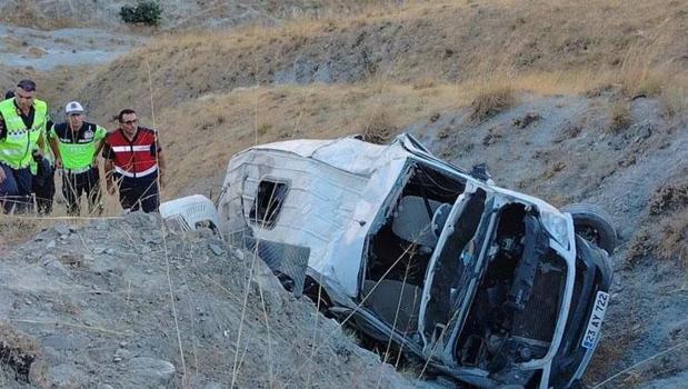 Elazığ’da minibüs uçuruma yuvarlandı! 5'i ağır 13 yaralı)