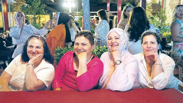 Hastanede başlayan dostluk kanseri yendi! İyileşmelerini göbek atarak kutladılar)