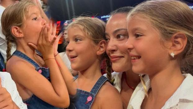 Pelin Akil kızlarıyla tribünde! Filenin Sultanları maçını birlikte izlediler)