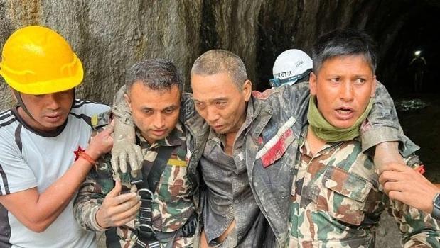 Nepal'de 10. günde mucize! 225 metrelik tünelden sağ çıkarıldılar)