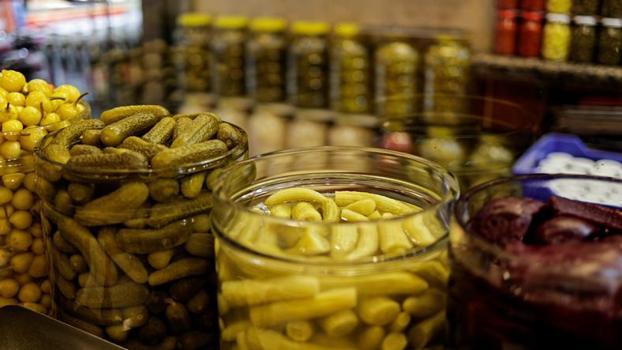 Salatalık turşusunu kıtır kıtır yapıyor! Sirke mi, limon mu? Hangisinin daha iyi olduğu buna bağlıymış)