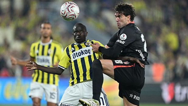 Kadıköy'de zafer Beşiktaş'ın! Siyah-beyazlılar Fenerbahçe'yi 2-1 mağlup etti)