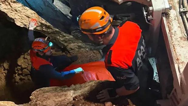 Elazığ'da kaynak suyu hattı kazısında göçük! 1 işçi hayatını kaybetti)
