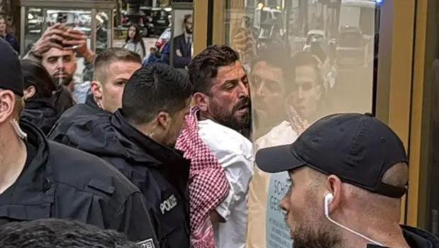 Berlin'de Filistin'e destek gösterisi yapanlara müdahale)