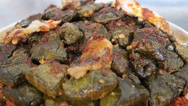 Kemikli kaburga eti üstünde ağır ağır pişiyor! Gelinlik çağındaki kızlara sınav niyetine yaptırılıyor: Dolmayı hiç böyle yemediniz)
