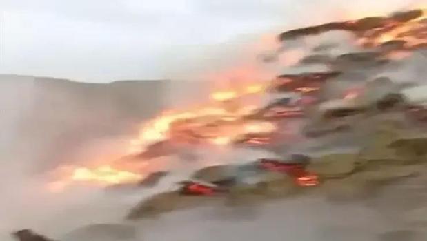 Şimşek çaktı 3 mahallede yangın çıktı)
