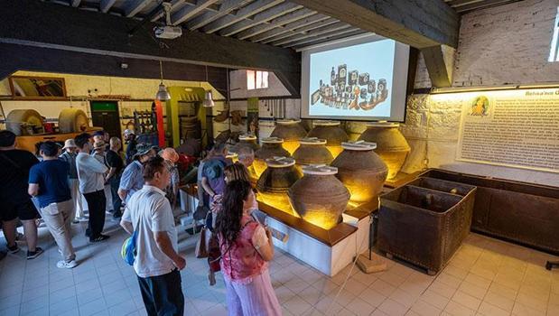 Çinli turistlerin Çanakkale'deki yeni gözdesi zeytinyağı oldu!)
