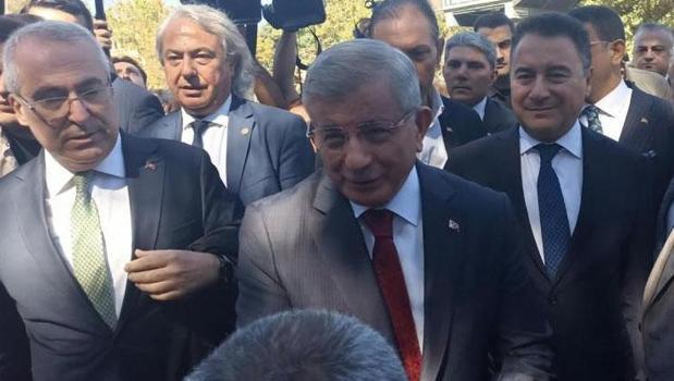 Ahmet Davutoğlu adliyede! ‘Cumhurbaşkanına hakaret’ suçlamasıyla ifade verdi)