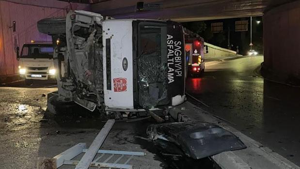 Avcılar’da asfalt kamyonu virajı alamayarak alt geçit yoluna düştü: 1 yaralı)