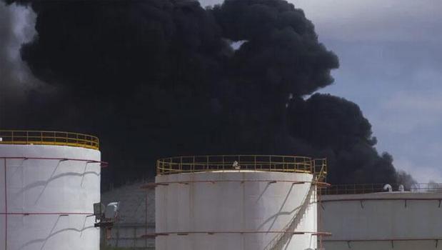 Tansiyon yükseliyor! Husiler Suudi Arabistan'daki Aramco tesislerini vurdu)