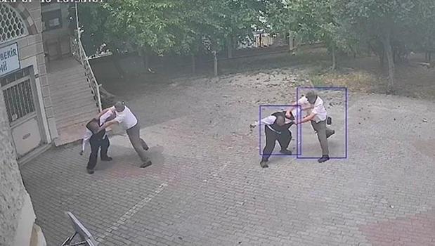 Camide 'yardım parası' skandalı! İmam müezzini evire çevire dövdü)