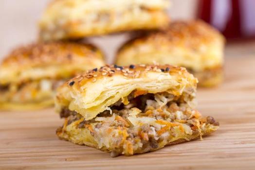 Köz kokulu lezzet şöleni: Fırından çıktığı an kapışılan çıtır patlıcanlı börek tarifi)