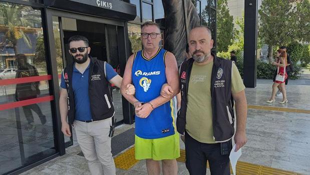 Türk bayrağına saygısızlığın bedeli ağır oldu! İngiliz turist tutuklandı)