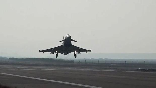 MSB duyurdu! Türk pilotlar Eurofighter ile gökyüzüne havalandı)