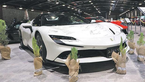 Ferrari'deki imzalar 10 bin fidan oldu)