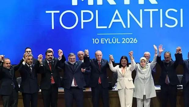 4 belediye başkanı AK Parti'ye katıldı: Rozetlerini Cumhurbaşkanı Erdoğan taktı)