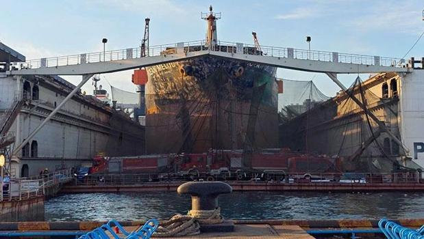 Çin'deki limanda felaket! Kargo gemisi yandı: 25 ölü)